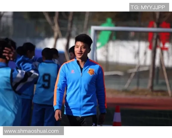 球星穿足球七分裤引领潮流 时尚与运动完美结合的全新趋势